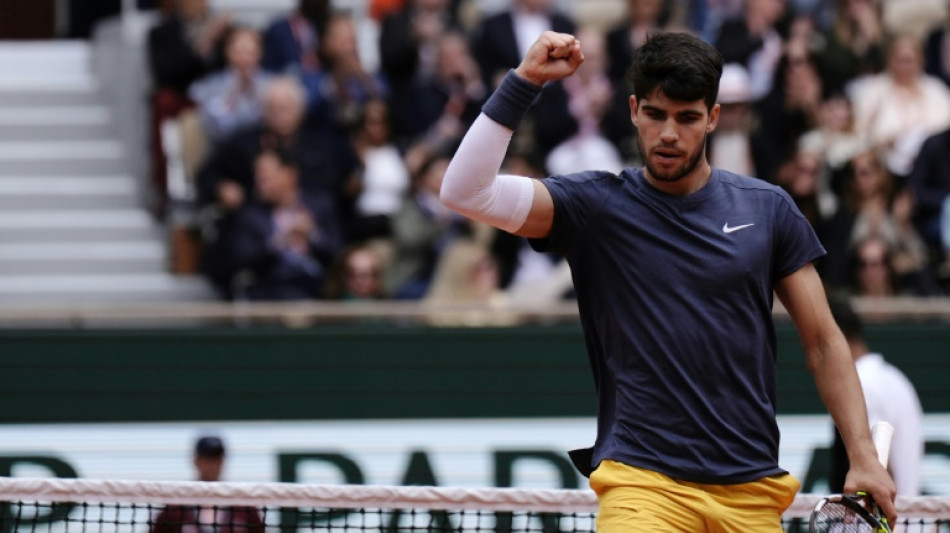 Alcaraz vence Auger-Aliassime sem sustos e vai &agrave;s quartas de final de Roland Garros