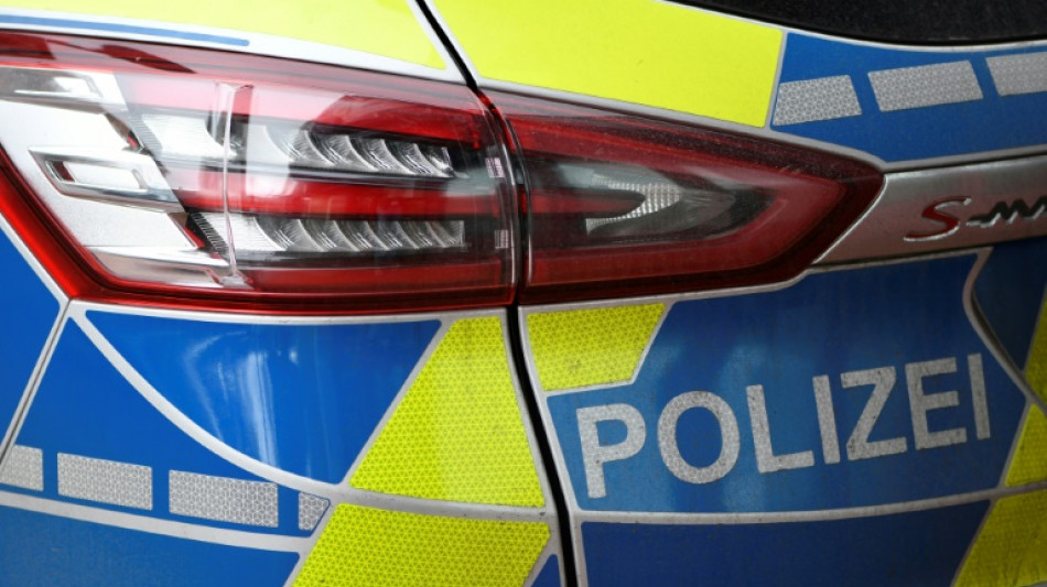 Unbekannte stehlen in Nordhessen rund 700 Paar Badeschuhe von Sattelzug