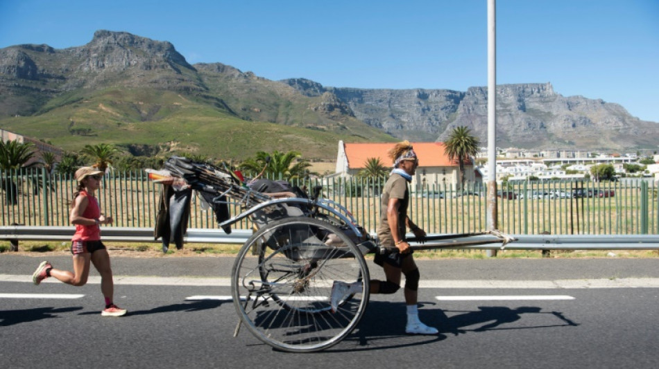 Un Japonais ach&egrave;ve en Afrique du Sud un trek de 6.000 km en tirant un rickshaw