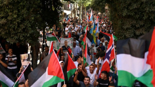 Palestinos da Cisjordânia marcham para celebrar o reconhecimento de seu Estado