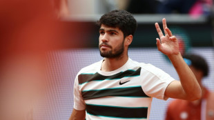 Alcaraz inicia defesa do título em Roland Garros com vitória sem sustos sobre Zeppieri