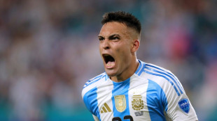 Argentina vence Peru (2-0) e vai &agrave;s quartas da Copa Am&eacute;rica como 1&ordf; do Grupo A