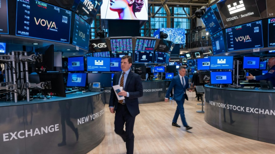Wall Street cl&ocirc;t en l&eacute;g&egrave;re hausse au d&eacute;but d'une  semaine cruciale