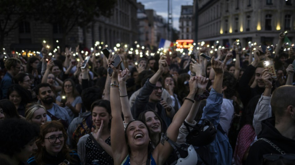 A Paris, des milliers de personnes c&eacute;l&egrave;brent l'arriv&eacute;e en t&ecirc;te de la gauche