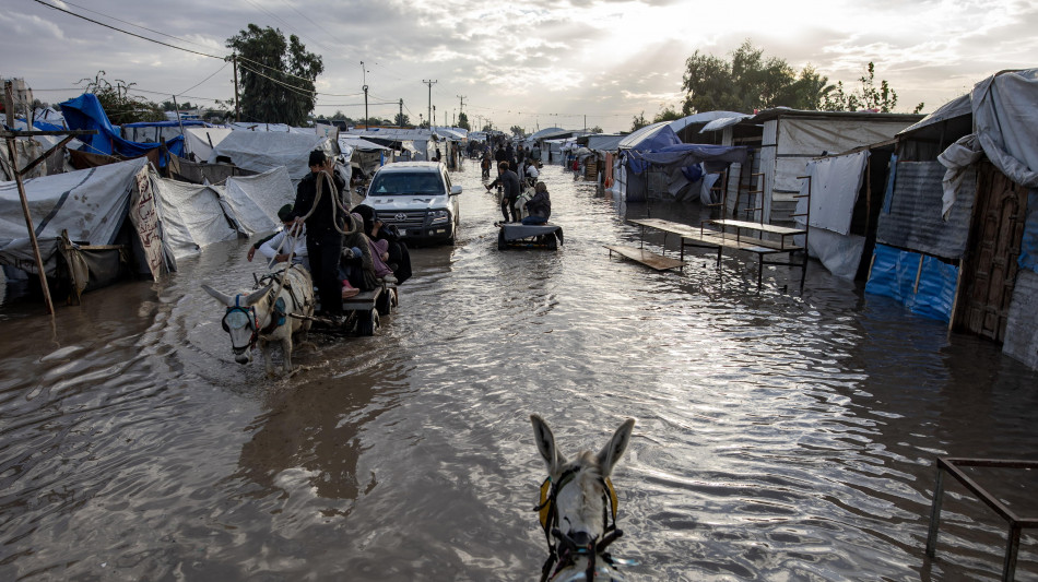 A Gaza piove a dirotto, spazzate via le tende degli sfollati