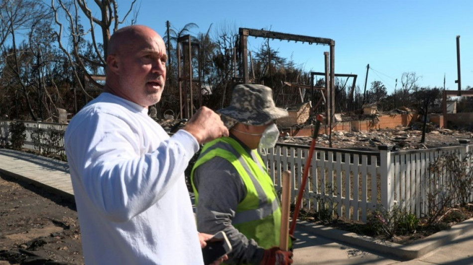 Voluntarios limpian de escombros la exclusiva Palisades tras los incendios de Los &Aacute;ngeles