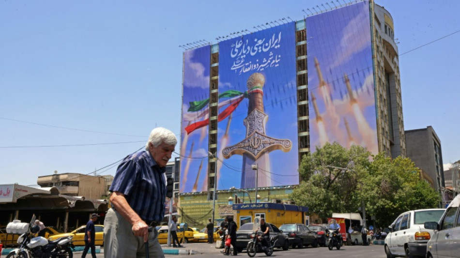 Ir&aacute;n considera la tregua "pr&aacute;cticamente irrelevante" y cierra el estrecho de Ormuz