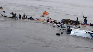 Intensa b&uacute;squeda de 30 desaparecidos tras alud de tierra con 12 muertos en puerto de Per&uacute;