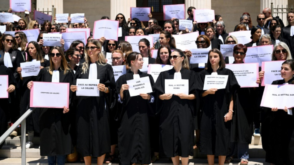 Des greffiers "en col&egrave;re" rassembl&eacute;s devant les tribunaux