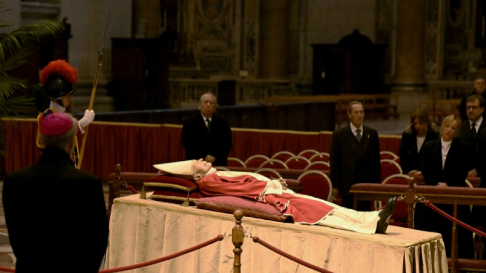 Les fid&egrave;les se recueillent devant le corps de Beno&icirc;t XVI &agrave; Saint-Pierre de Rome