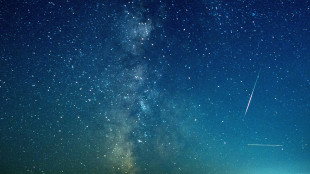 Il ghiaccio cosmico di comete e lune non è simile all'acqua