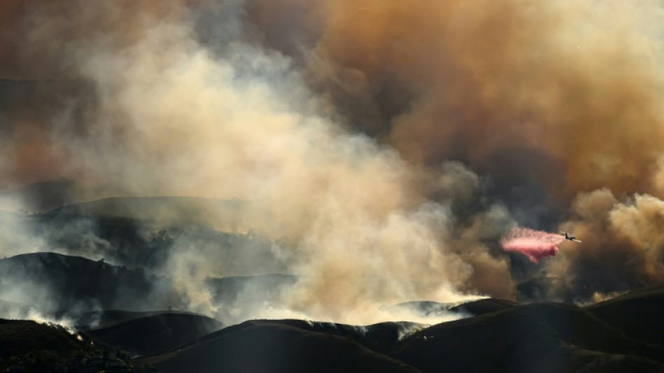 Aviones cisterna combaten los incendios alrededor de Los &Aacute;ngeles entre un ca&oacute;tico cielo