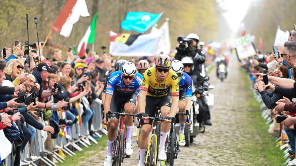 Paris-Roubaix: &agrave; la Trou&eacute;e d'Arenberg, "une ambiance de festival" pour l'entr&eacute;e en enfer