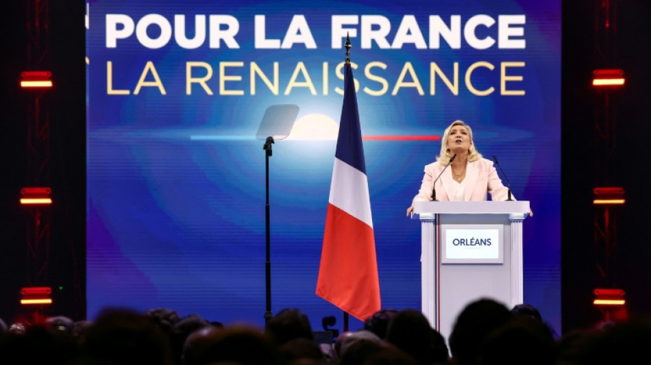 Pour son premier meeting sous tension, Le Pen promet une "renaissance" sans "rupture brutale"