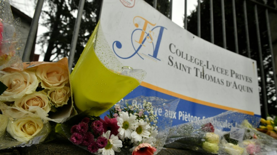 Professeure tu&eacute;e: l'&eacute;l&egrave;ve pr&eacute;sent&eacute; &agrave; un juge, le lyc&eacute;e essaie "de reprendre une vie normale"