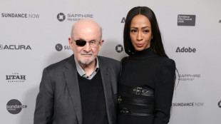 Rushdie alerta para a viol&ecirc;ncia pol&iacute;tica ao relatar o ataque que sofreu