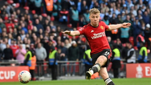 Manchester United vence Coventry nos p&ecirc;naltis e vai enfrentar City na final da FA Cup