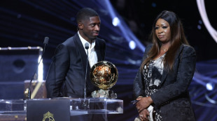 La madre de Ousmane Dembélé, en un litigio fiscal por un "regalo" de 200.000 euros de su hijo