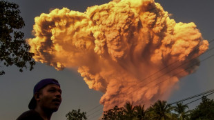 Vulkanausbruch auf indonesischer Ferieninsel: Dutzende Flüge gestrichen