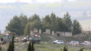 Au Liban, des d&eacute;plac&eacute;s attendent pr&egrave;s de leur village de pouvoir y retourner