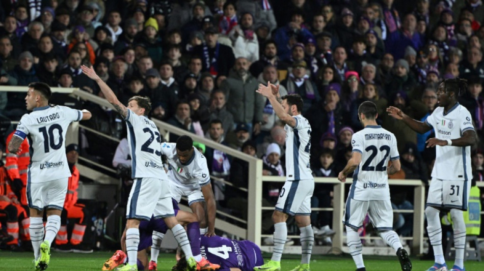 Bove est&aacute; 'acordado e orientado' ap&oacute;s desmaiar durante jogo Fiorentina X Inter