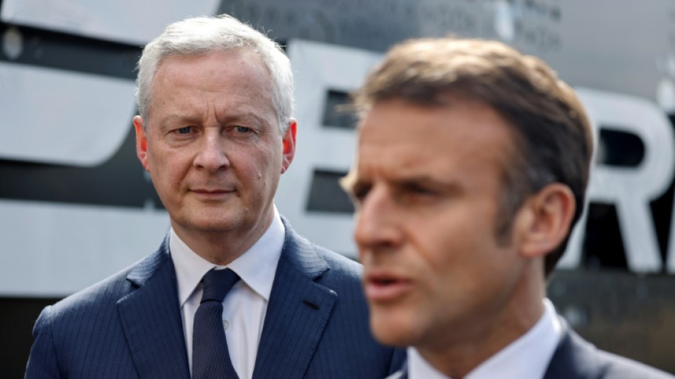 Macron balaie "l'hypoth&egrave;se" d'une hausse des imp&ocirc;ts et d'un "d&eacute;saccord" avec Le Maire