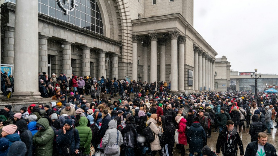 A Dnipro, la cohue des r&eacute;fugi&eacute;s ukrainiens en attente d'un train
