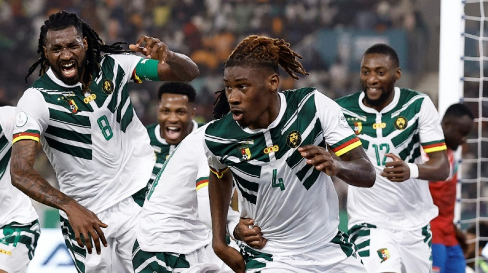 Camar&otilde;es vira sobre G&acirc;mbia e vai &agrave;s oitavas da Copa Africana