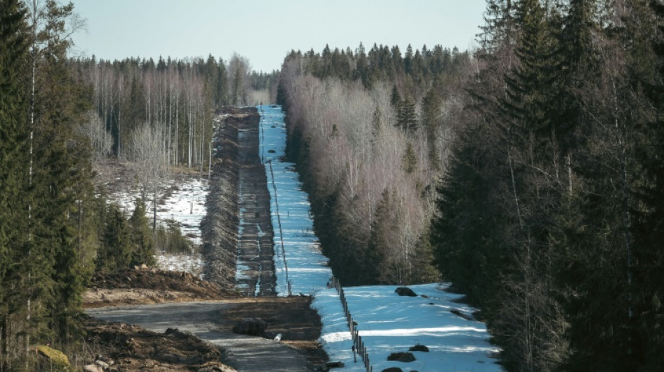 La Finlande l&egrave;ve le voile sur son chantier de rideau de fer avec la Russie