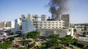 Un hôpital israélien touché par des tirs iraniens, Israël menace Khamenei