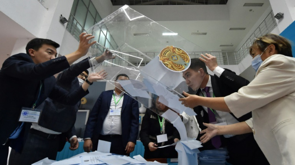 El presidente kazajo Tok&aacute;yev obtiene una aplastante victoria en las elecciones
