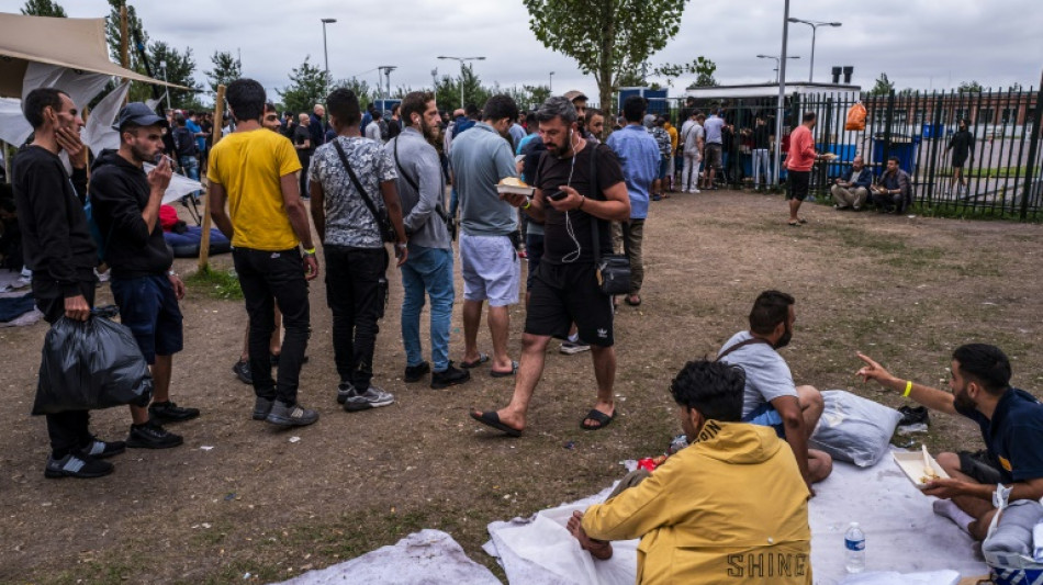 Pays-Bas : &eacute;vacuations massives d'un centre surpeupl&eacute; de demandeurs d'asile