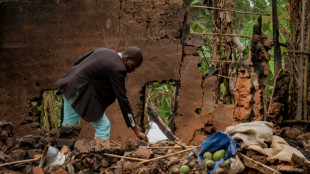 La desolaci&oacute;n de una aldea fantasma tras un ataque de rebeldes en RD Congo