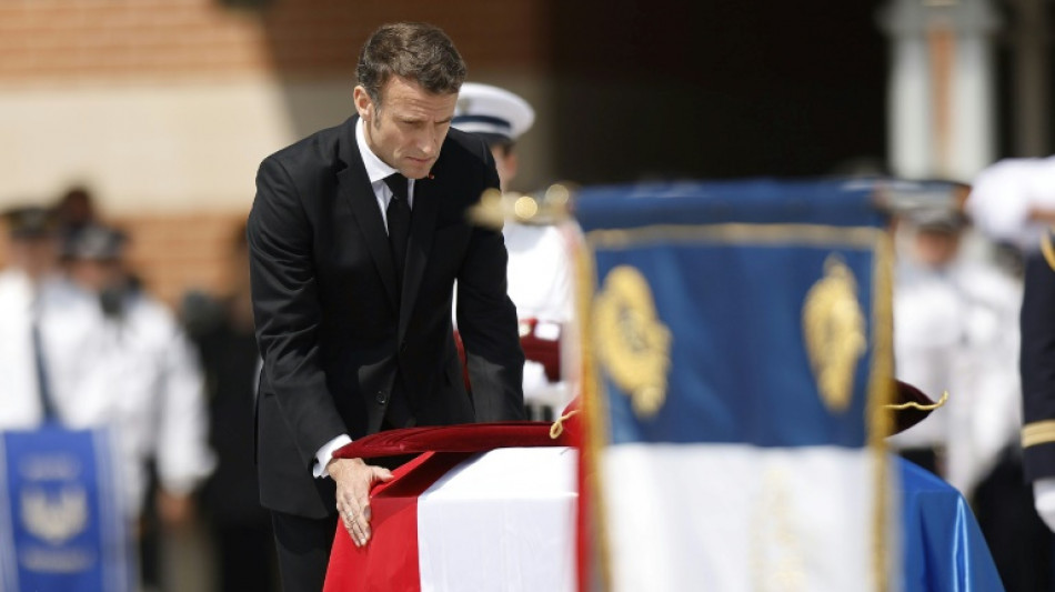 Macron d&eacute;nonce les "comportements qui tuent" lors d'un hommage &agrave; trois policiers
