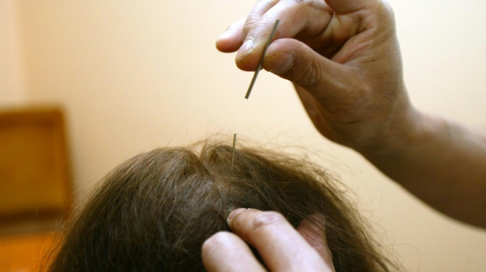 Arnaques, arr&ecirc;t de soins, intoxications: la face sombre des "m&eacute;decines douces" 