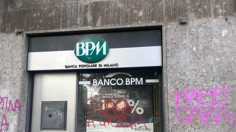 Corteo pro Pal a Milano,scritta 'spara a Giorgia' su vetrina