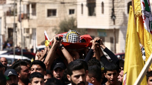 Funerais de palestinos mortos na Cisjordânia ocupada reúnem centenas de pessoas