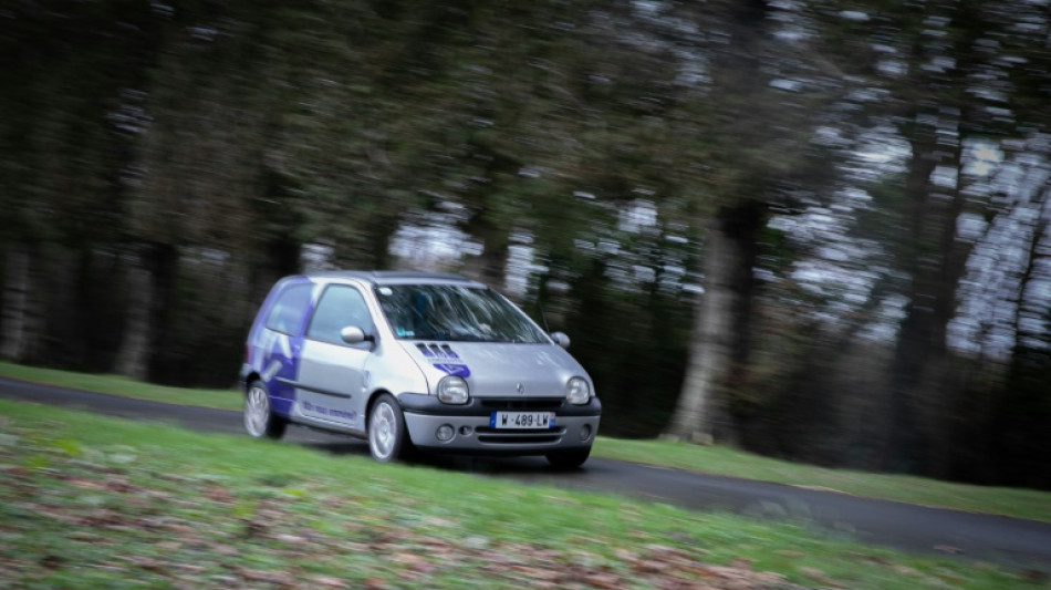 Des Twingo &eacute;vitent la casse en s'&eacute;lectrifiant