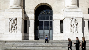 Borsa: Milano sale con Moncler e Mps, a picco Inwit (-8,6%)