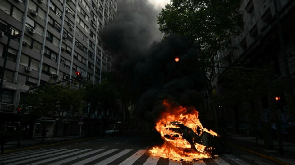 Argentine: violents heurts lors d'une marche pour les retrait&eacute;s, supporters de foot en soutien