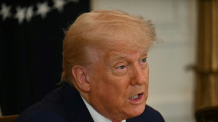 Trump retoma guerra comercial com UE e ameaça fabricantes de celular