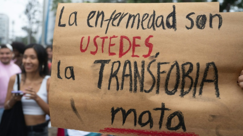 P&eacute;rou: des policiers condamn&eacute;s &agrave; 17 ans de prison pour la torture et le viol d'une femme transgenre