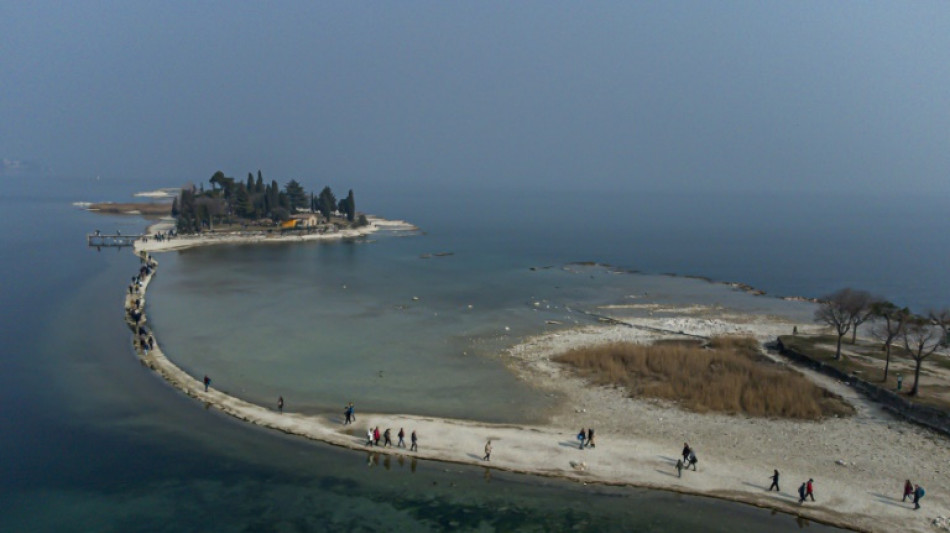 Un &icirc;lot du lac de Garde, symbole de la s&eacute;cheresse frappant l'Italie