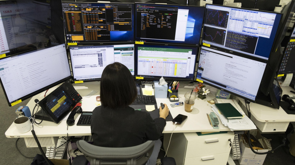 Borsa: Asia in ordine sparso, occhi sui microchip, Tokyo +0,85%