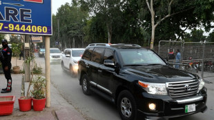 El ex primer ministro de Pakist&aacute;n Imran Khan deja el hospital