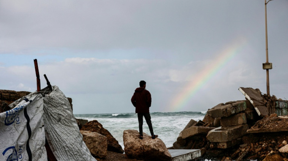 El mar de Gaza, una v&iacute;a de escape para los nadadores