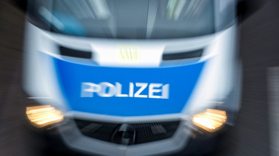 Auto kommt von Autobahn ab und st&uuml;rzt auf Gleise: Drei Tote in Bayern