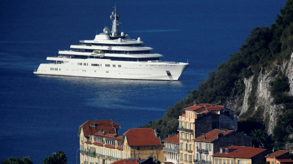 Touch&eacute;s mais pas coul&eacute;s ? Les "oligarques" russes apr&egrave;s un an de sanctions