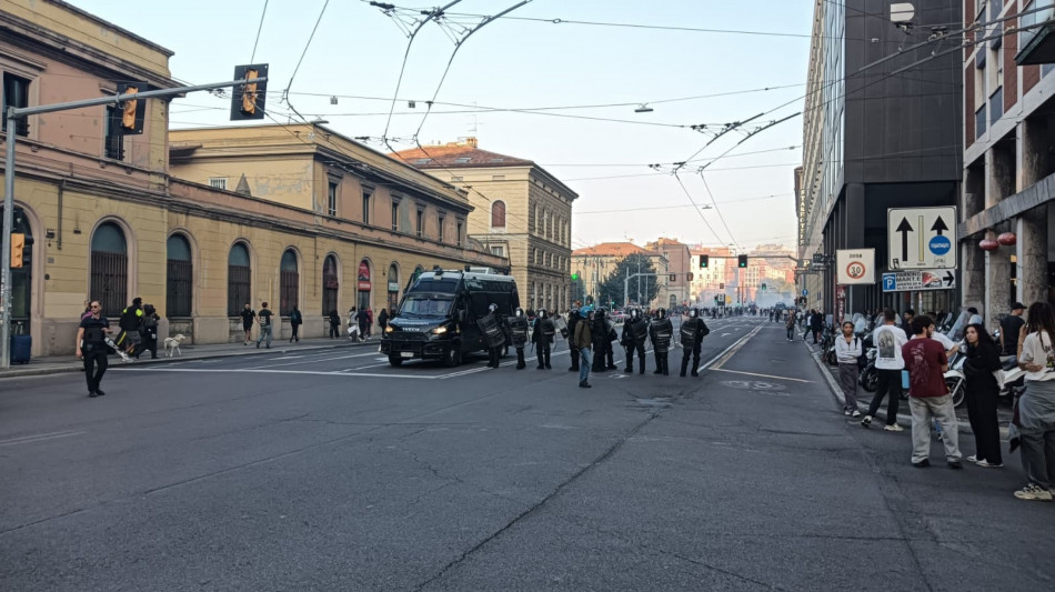 Scontri davanti stazione Bologna tra giovani manifestanti e forze ordine