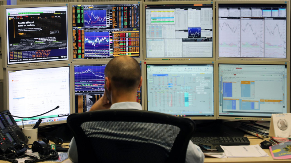 Spread tra Btp e Bund su massimi giornata a 83 punti base